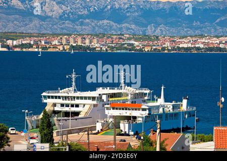 Insel Ugljan Fährhafen und Blick auf Zadar mit Velebit Berg Hintergrund Stockfoto