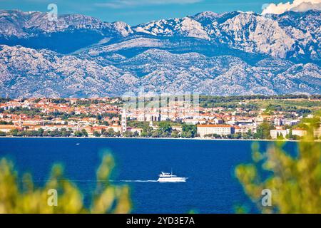 Panoramablick auf die Stadt Zadar und den Berg Velebit Stockfoto