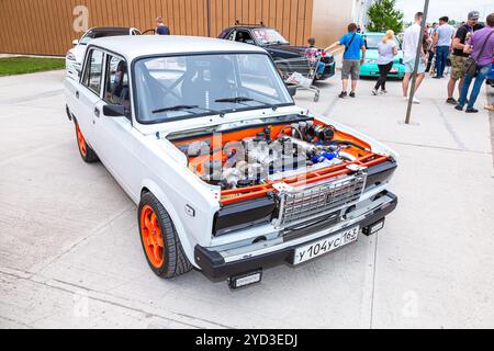 Russisches Auto Lada-2107 mit getuntem Turbomotor Stockfoto