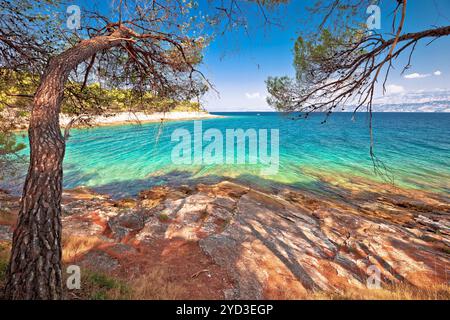 Fantastischer türkisfarbener Steinstrand mit Blick auf die Insel Brac Stockfoto