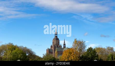 Blick auf das alte Rathaus in Stralsund an der Ostsee Stockfoto
