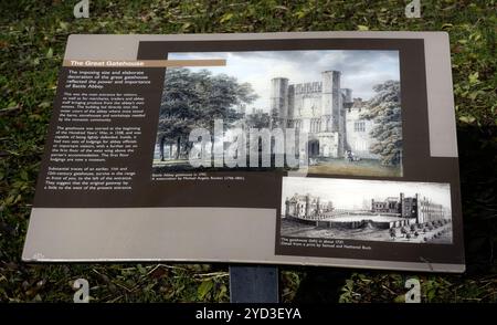 Touristen-/Besucherinformationstafel in Battle Abbey, Battle, East Sussex, England Großbritannien Stockfoto