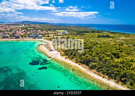 Novalja, Insel Pag. Idyllischer Strand und türkisfarbenes Meer Luftbild in der Stadt Novalja, Adria-Archipel von Kroatien Stockfoto