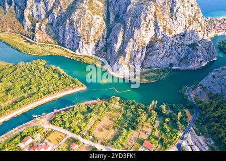 Cetina River Canyon in der Nähe von Omis aus der Vogelperspektive Stockfoto