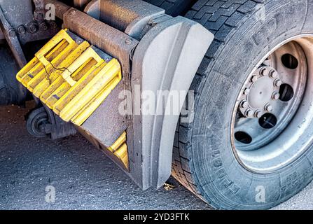 Samara, Russland - 17. August 2020: Gelbe Bremsbacken eines LKW-Fahrzeugs Stockfoto