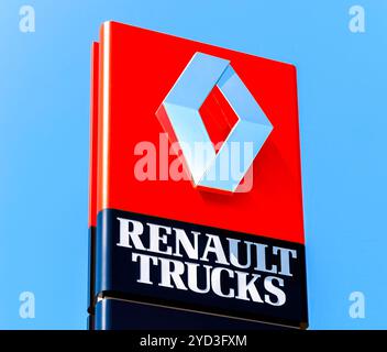 SAMARA, Russland - 29. Mai 2016: Offizielle Autohaus Schild Renault über blauen Himmel. Renault ist ein französischer multinationaler Fahrzeughersteller Stockfoto