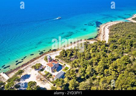 Leuchtturm der Inselgruppe Vir und unvergleichlicher Panoramablick auf den Strand Stockfoto