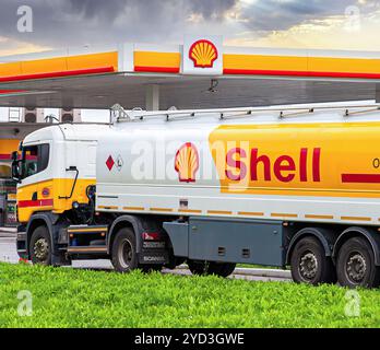 Shell Öl-LKW an der Tankstelle Shell Stockfoto