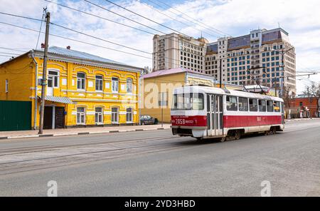 Im Sommer fährt die Straßenbahn auf der Stadtstraße Stockfoto