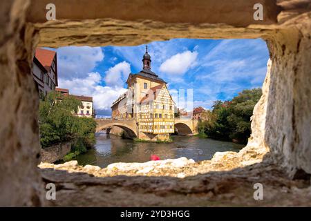 Bamberg. Malerischer Blick auf das Alte Rathaus von Bamberg durch ein Steinfenster Stockfoto