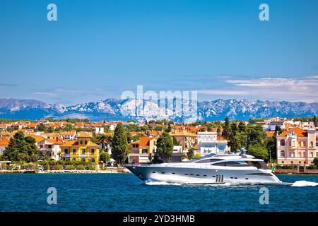 Blick auf die Küste von Zadar und die Schnellbootjacht, Hintergrund der Berge Velebit Stockfoto