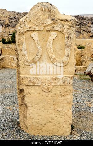 Steinskulpturen im Nationalpark Qobustan (Gobustan), der für seine historischen Felszeichnungen bekannt ist, Aserbaidschan. Stockfoto