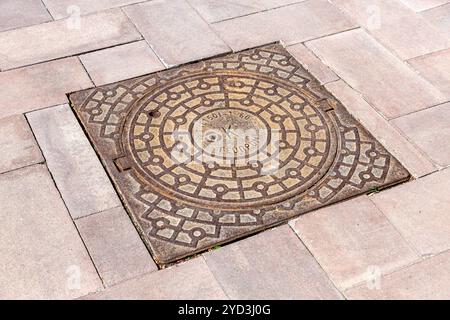 Metalldeckelschacht auf der Asphaltstraße Stockfoto