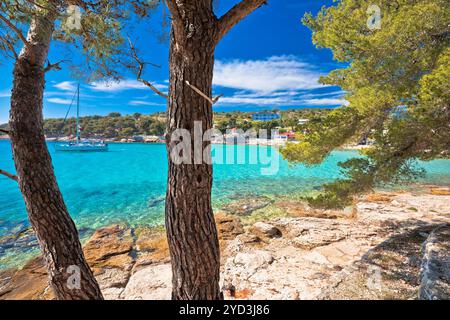 Insel Murter türkisfarbener Lagunenstrand mit Blick auf Slanica Stockfoto