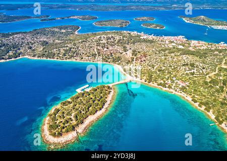 Insel Murter türkisfarbener Lagunenstrand Podvrske aus der Vogelperspektive Stockfoto