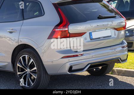 Der silberne volvo xc60 Plug-in-Hybrid-suv steht an einem sonnigen Tag und zeigt sein schlankes Design und moderne Funktionen Stockfoto