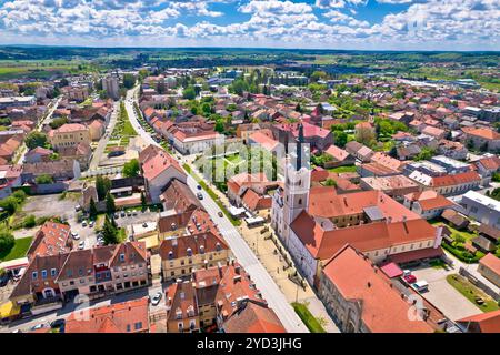 Farbenfrohe mittelalterliche Stadt Krizevci, historisches Zentrum aus der Vogelperspektive Stockfoto