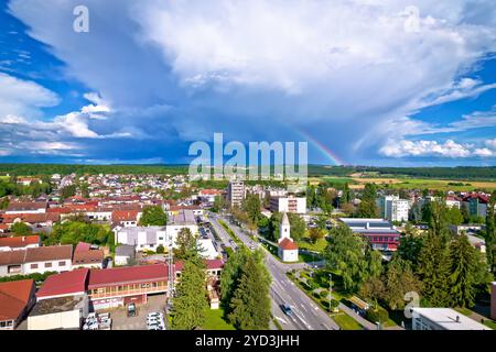 Farbenfrohe mittelalterliche Stadt Krizevci, historisches Zentrum aus der Vogelperspektive Stockfoto