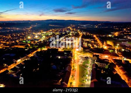 Farbenfrohe mittelalterliche Stadt Krizevci historisches Zentrum aus der Vogelperspektive Stockfoto