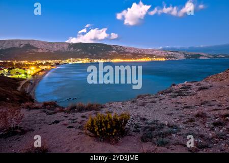 Blick auf die Bucht von Baska am Abend Stockfoto