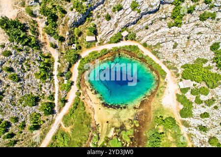 Wasserloch der Quelle Cetina aus der Vogelperspektive Stockfoto