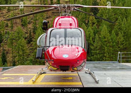 Air Zermatt in Zermatt, Wallis, Schweiz. Helikopter Bell 429 am Zermatt Helipad. Schweizer Fluggesellschaft, Helikopterrettung, Sightseeing und Transport. Stockfoto