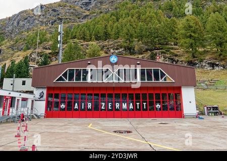 Air Zermatt in Zermatt, Wallis, Schweiz. Zermatt Heliport. Schweizer Fluggesellschaft, Hubschrauberrettung, Sightseeing-Flüge und Transport. Stockfoto