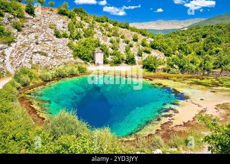 Cetina River Quelle Wasserloch Blick auf die grüne Landschaft Stockfoto