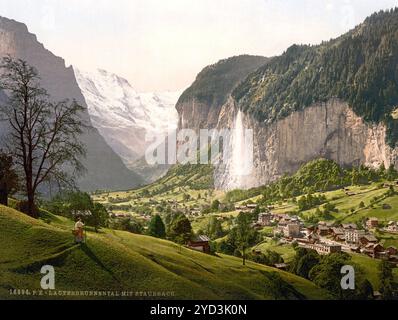 Lauterbrunnental mit Staubbach, Berner Oberland, Schweiz, historische, digital restaurierte Reproduktion eines Originals aus dem 19. Jahrhundert, Record dat Stockfoto