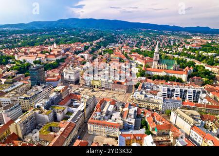 Das historische Stadtzentrum von Zagreb und die Kathedrale aus der Vogelperspektive Stockfoto