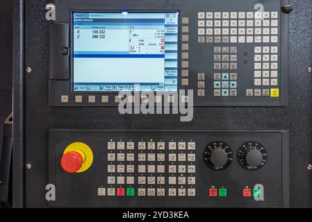 CNC-Tischprogrammierung. Die CNC-Dreh- oder Drehmaschine. Drehende numerische Steuermaschine mit Werkzeugen und Spannfutter für Automobile. CNC-Nr. Stockfoto