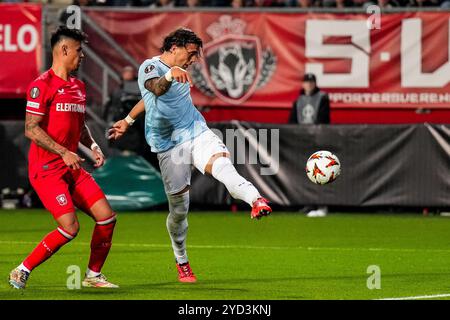 ENSCHEDE, NIEDERLANDE - 24. OKTOBER: Luca Pellegrini von SS Lazio schießt unter Druck von Mees Hilgers vom FC Twente während des UEFA Europa League 2024/25 Phase MD3 Spiels zwischen dem FC Twente und S.S. Lazio am 24. Oktober 2024 im FC Twente Stadion in Enschede, Niederlande. (Foto: Rene Nijhuis/MB Media) Stockfoto