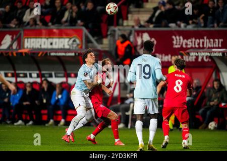 ENSCHEDE, NIEDERLANDE - 24. OKTOBER: Luca Pellegrini von SS Lazio und Michel VLAP vom FC Twente kämpfen um den Besitz während des Spiels der UEFA Europa League 2024/25 League Phase MD3 zwischen dem FC Twente und S.S. Lazio am 24. Oktober 2024 im FC Twente Stadion in Enschede, Niederlande. (Foto: Rene Nijhuis/MB Media) Stockfoto