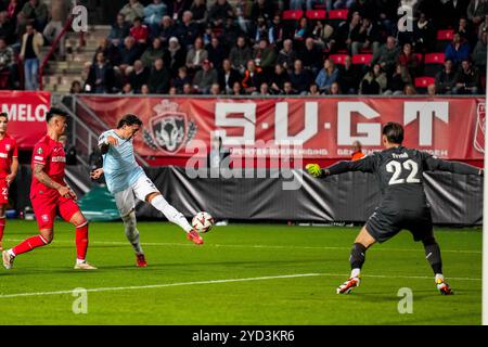 ENSCHEDE, NIEDERLANDE - 24. OKTOBER: Luca Pellegrini von SS Lazio schießt unter Druck von Mees Hilgers vom FC Twente während des UEFA Europa League 2024/25 Phase MD3 Spiels zwischen dem FC Twente und S.S. Lazio am 24. Oktober 2024 im FC Twente Stadion in Enschede, Niederlande. (Foto: Rene Nijhuis/MB Media) Stockfoto