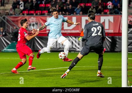 ENSCHEDE, NIEDERLANDE - 24. OKTOBER: Luca Pellegrini von SS Lazio schießt unter Druck von Bart van Rooij vom FC Twente während des UEFA Europa League 2024/25 Phase MD3 Spiels zwischen dem FC Twente und S.S. Lazio im FC Twente Stadion am 24. Oktober 2024 in Enschede, Niederlande. (Foto: Rene Nijhuis/MB Media) Stockfoto