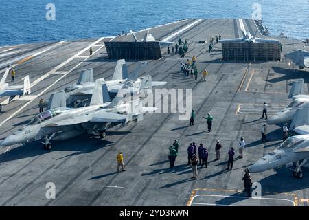 ATLANTIK (23. Oktober 2024) Seeleute an Bord des größten Flugzeugträgers der worldÕs, USS Gerald R. Ford (CVN 78), führen Flugoperationen im Atlan durch Stockfoto