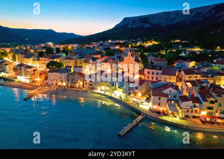 Baska. Abendlicher Luftanblick auf die Stadt Baska am Ufer Stockfoto