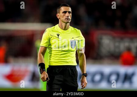 ENSCHEDE, NIEDERLANDE - 24. OKTOBER: Schiedsrichter Nikola Dabanovic sieht beim Spiel der UEFA Europa League 2024/25 League Phase MD3 zwischen dem FC Twente und S.S. Lazio im FC Twente Stadium am 24. Oktober 2024 in Enschede, Niederlande. (Foto: Rene Nijhuis/MB Media) Stockfoto