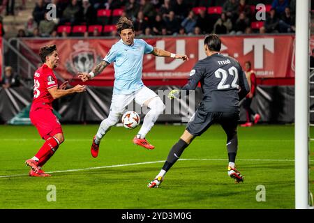 ENSCHEDE, NIEDERLANDE - 24. OKTOBER: Luca Pellegrini von SS Lazio schießt unter Druck von Bart van Rooij vom FC Twente während des UEFA Europa League 2024/25 Phase MD3 Spiels zwischen dem FC Twente und S.S. Lazio im FC Twente Stadion am 24. Oktober 2024 in Enschede, Niederlande. (Foto: Rene Nijhuis/MB Media) Stockfoto