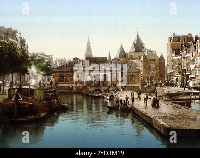 De Waag oder Wiegehaus auf der rechten Seite, ursprünglich ein Tor in der Stadtmauer und heute eine U-Bahn-Station, Nieuwmarkt, Fischmarkt und Börse, Wiegehaus, Amsterdam, Holland, CA 1895, historische, digital restaurierte Reproduktion aus einem Original des 19. Jahrhunderts, Datum der Aufnahme unbekannt, de Waag oder Wiegehäuschen rechts, ursprünglich ein Tor in der Stadtmauer und heute eine U-Bahn-Station, Fischmarkt und Börse, Wiegehäuschen, historisch, digital restaurierte Reproduktion von einer Vorlage aus dem 19. Jahrhundert. Jahrhundert, Datum nicht angegeben Stockfoto