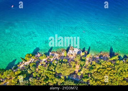 Idyllischer türkisfarbener Strand aus der Vogelperspektive, Malinska auf der Insel Krk Stockfoto