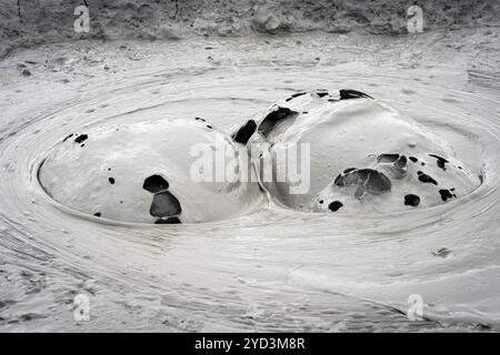 Platzender, sprudelnder Schlammvulkan im Nationalpark Qobustan (Gobustan) in Aserbaidschan. Stockfoto