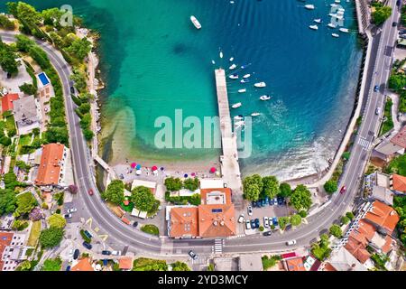 IKA Village Beach und Uferpromenade in Opatija riviera aus der Vogelperspektive Stockfoto