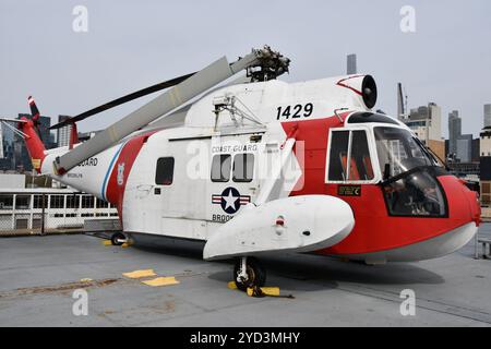 Sikorsky HH-52 Seaguard Such- und Rettungshubschrauber im Intrepid Sea, Air and Space Museum in New Stockfoto
