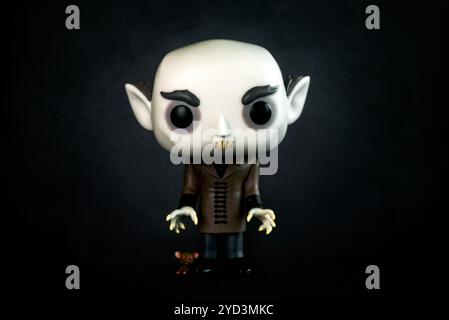 Funko POP Vinyl Figur von Nosferatu, Graf Orlok Hauptfigur des Films Nosferatu auf dunklem Hintergrund. Illustrativer Editorial der Funko Pop Action Stockfoto