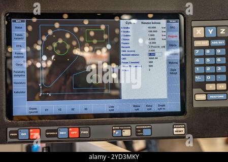 CNC-Tischprogrammierung. Die CNC-Dreh- oder Drehmaschine. Drehende numerische Steuermaschine mit Werkzeugen und Spannfutter für Automobile. CNC-Nr. Stockfoto