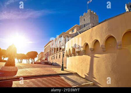 Blick auf den Platz Place du Palais. Fürstenpalast von Monaco. Stockfoto