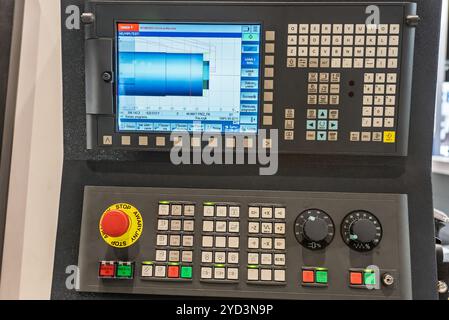 CNC-Tischprogrammierung. Die CNC-Dreh- oder Drehmaschine. Drehende numerische Steuermaschine mit Werkzeugen und Spannfutter für Automobile. CNC-Nr. Stockfoto