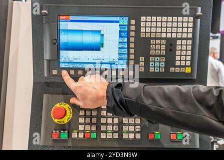 CNC-Tischprogrammierung. Die CNC-Dreh- oder Drehmaschine. Drehende numerische Steuermaschine mit Werkzeugen und Spannfutter für Automobile. CNC-Nr. Stockfoto