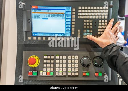 CNC-Tischprogrammierung. Die CNC-Dreh- oder Drehmaschine. Drehende numerische Steuermaschine mit Werkzeugen und Spannfutter für Automobile. CNC-Nr. Stockfoto